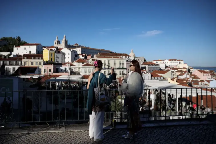 Duas mulheres no miradouro das Portas do Sol em Lisboa